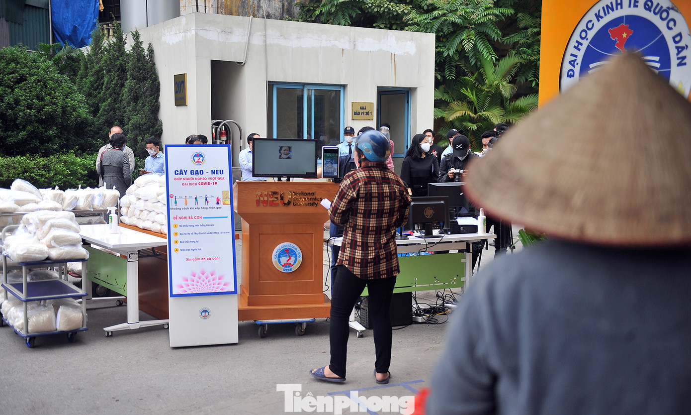 Cây ATM gạo nhận diện gương mặt ở Hà Nội giúp người nghèo trong dịch ảnh 13