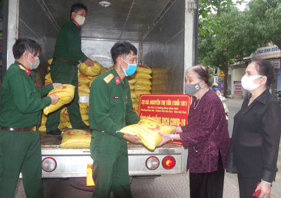 Rưng rưng quà quyên góp từ mẹ Việt Nam anh hùng, tuổi cao tinh thần chống dịch càng cao ảnh 1