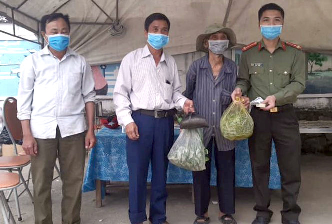 Rưng rưng quà quyên góp từ mẹ Việt Nam anh hùng, tuổi cao tinh thần chống dịch càng cao ảnh 2