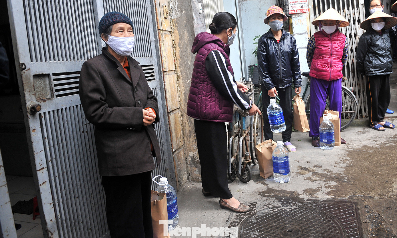 'Triệu bữa cơm' đến xóm chạy thận Bạch Mai ngày dịch ảnh 8