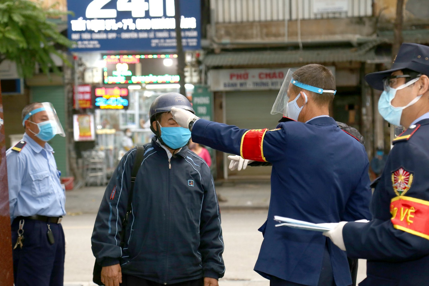 Bệnh viện Việt Đức đeo mã vạch ngừa COVID-19 trong ngày đầu cách ly toàn xã hội ảnh 3