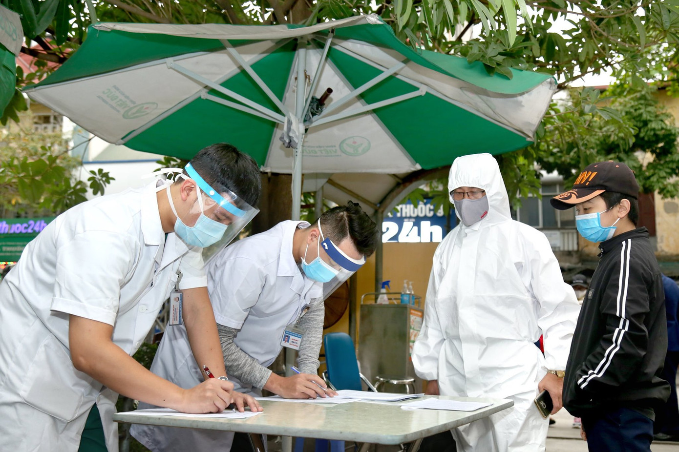 Bệnh viện Việt Đức đeo mã vạch ngừa COVID-19 trong ngày đầu cách ly toàn xã hội ảnh 1