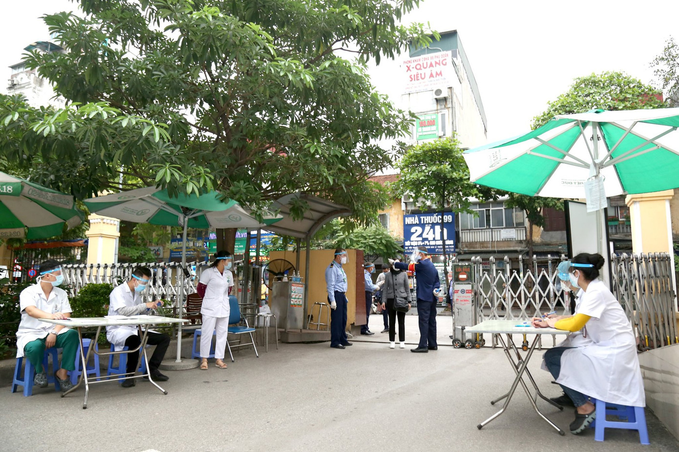 Bệnh viện Việt Đức đeo mã vạch ngừa COVID-19 trong ngày đầu cách ly toàn xã hội ảnh 2