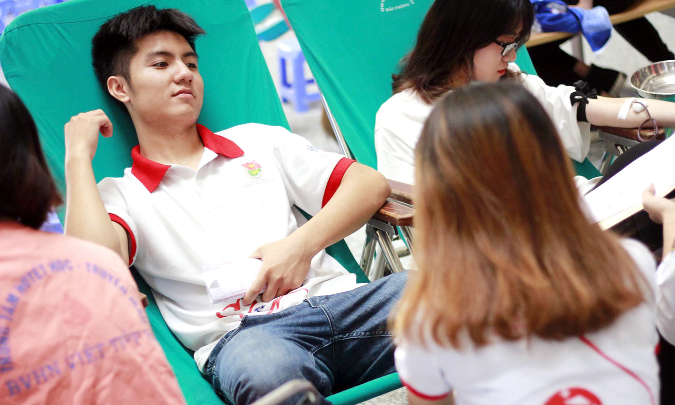 Nhóm nam sinh tình nguyện trắng đêm trực chốt phòng chống dịch COVID-19 ảnh 3