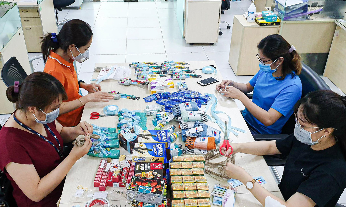 Dân công sở tiếp sức tuyến đầu 'chiến thắng COVID' ảnh 1