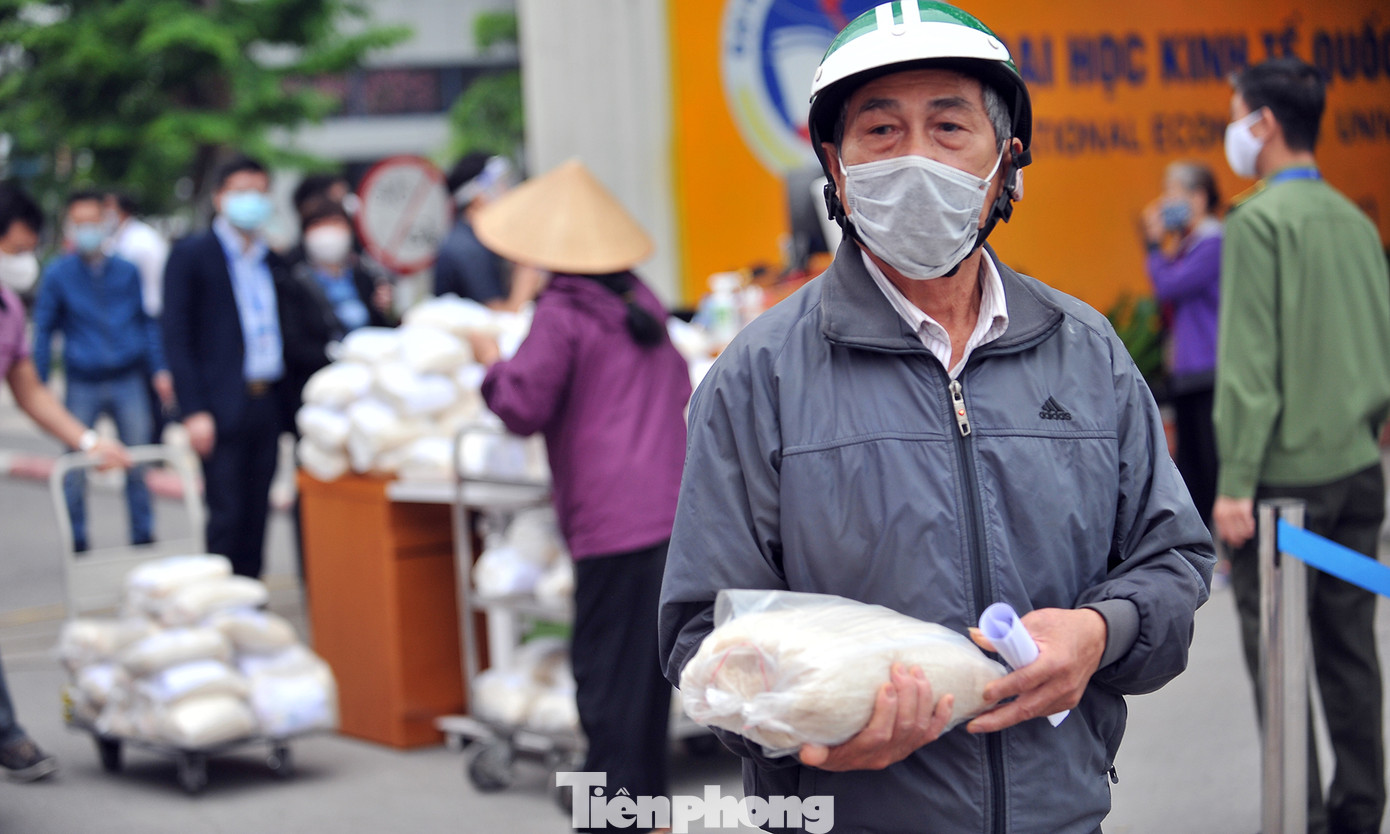 Cây ATM gạo nhận diện gương mặt ở Hà Nội giúp người nghèo trong dịch ảnh 8