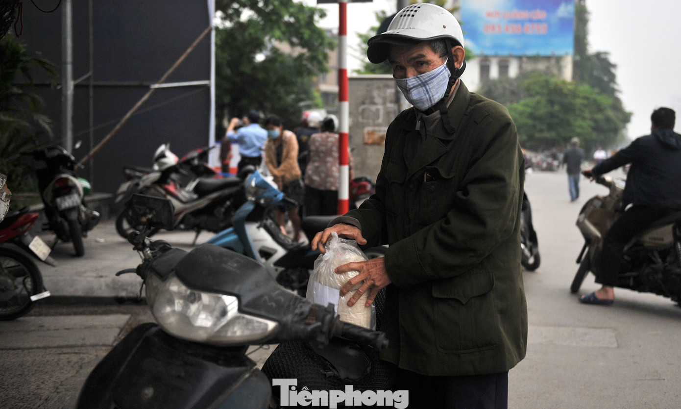 Cây ATM gạo nhận diện gương mặt ở Hà Nội giúp người nghèo trong dịch ảnh 14