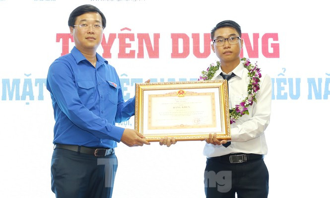 'Hiệp sĩ bóng đêm' những ngày cách ly toàn xã hội phòng dịch COVID-19 ảnh 1