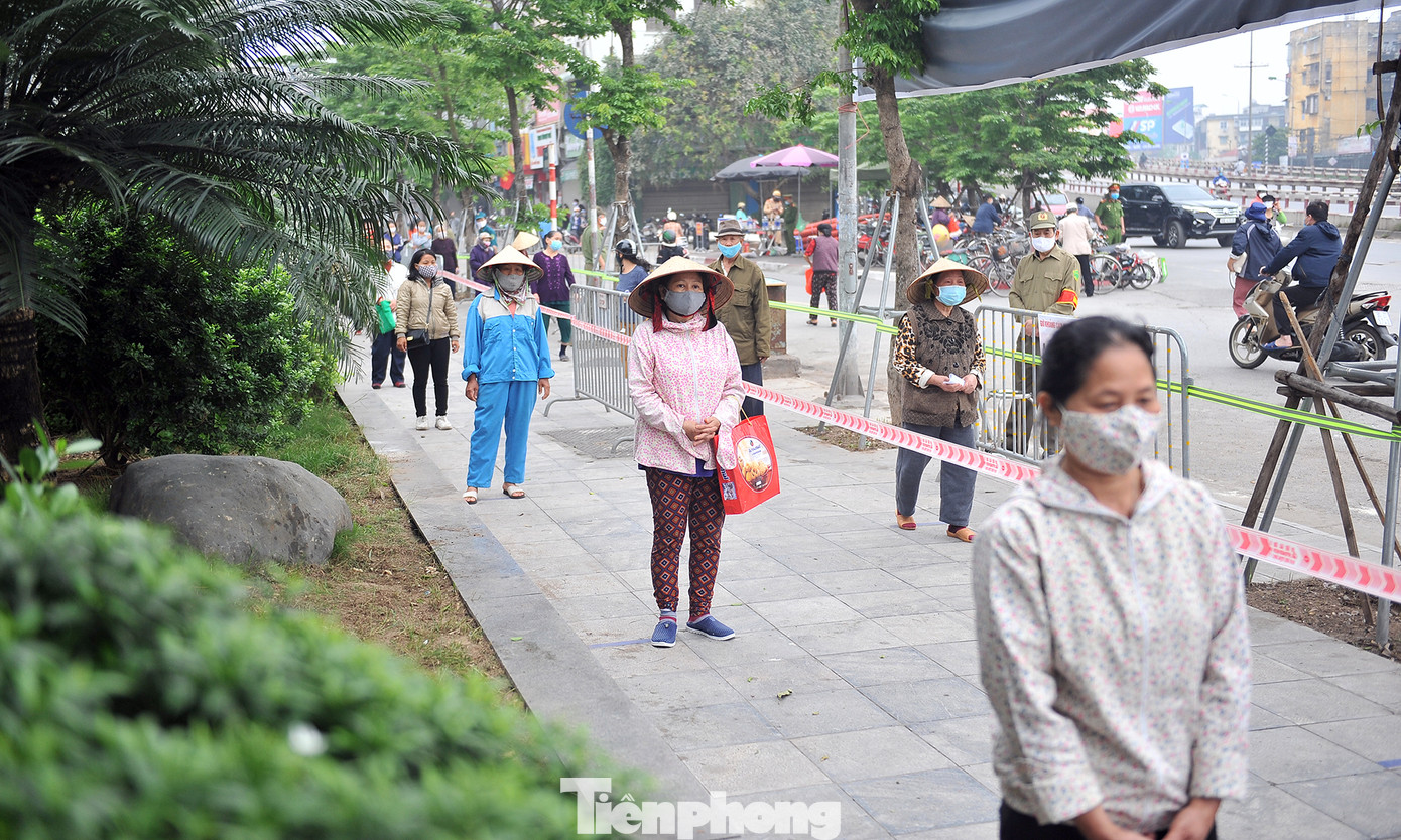 Cây ATM gạo nhận diện gương mặt ở Hà Nội giúp người nghèo trong dịch ảnh 9