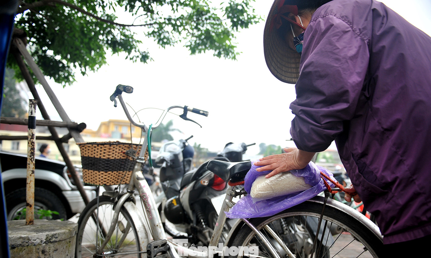 Cây ATM gạo nhận diện gương mặt ở Hà Nội giúp người nghèo trong dịch ảnh 15