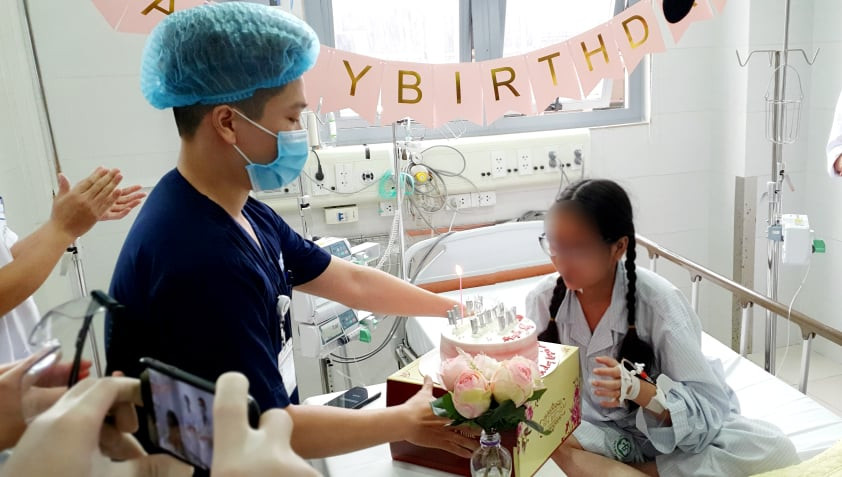 Nữ bệnh nhân được ‘tái sinh’ đón sinh nhật ở điểm nóng Bệnh viện Bạch Mai ảnh 1