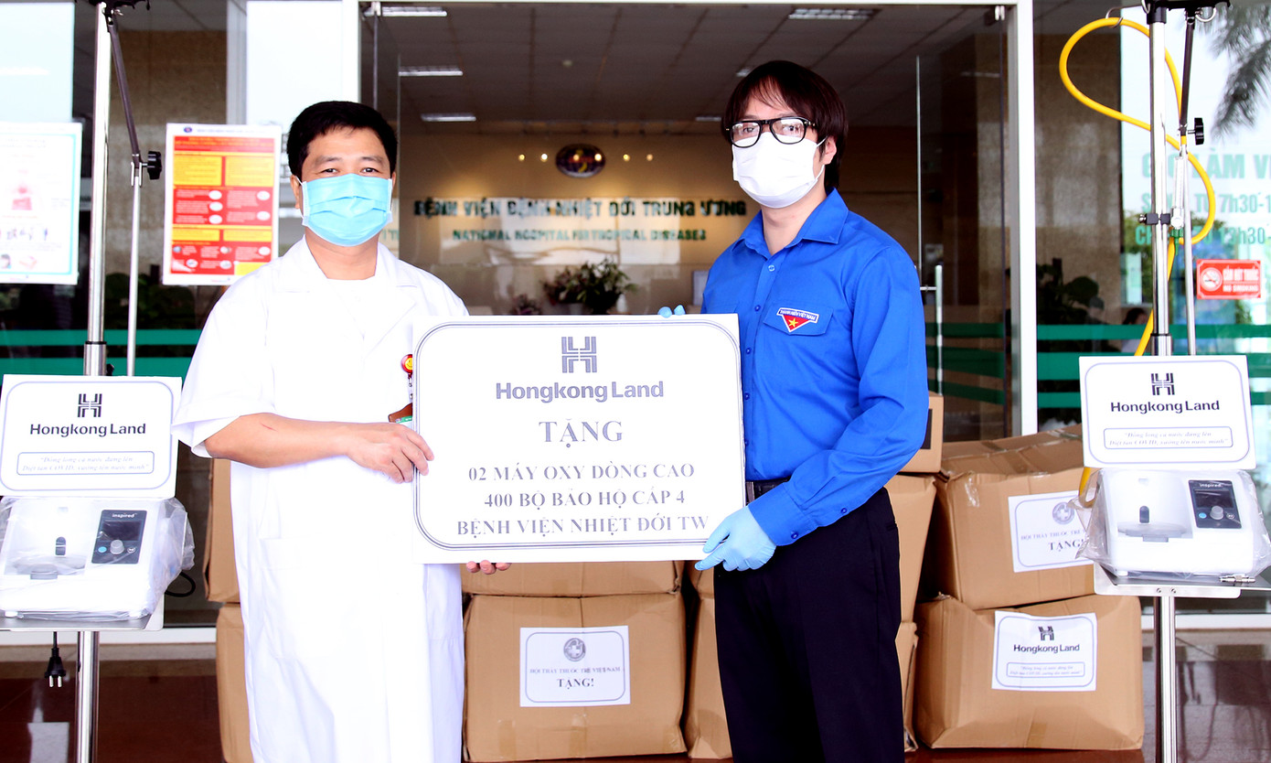 Tặng máy cấp oxy liều cao cho bệnh viện tuyến đầu chống dịch ảnh 1