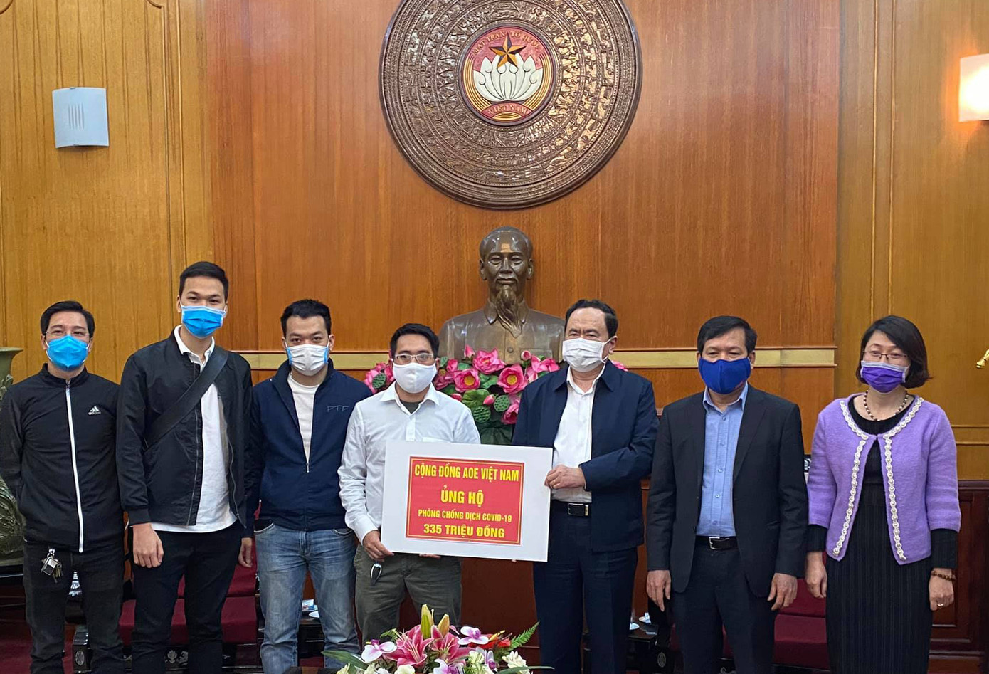 Cô gái khuyết tật một tay xung phong tham gia chốt chặn dịch COVID-19 ảnh 9