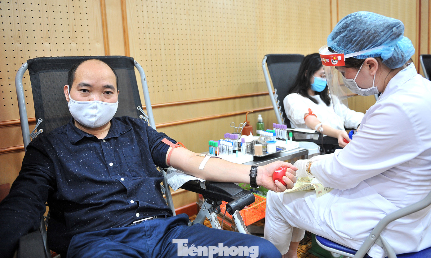 Những giọt máu ấm nóng tình người trong dịch COVID-19 ảnh 8