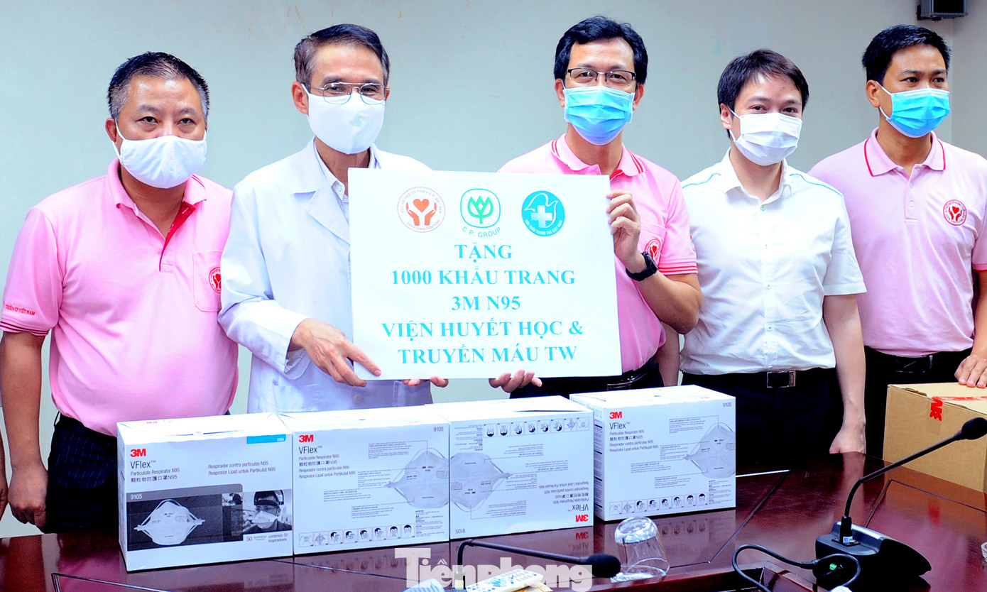 Tặng 10 nghìn khẩu trang N95 và 4 nghìn găng tay y tế cao cấp ảnh 1