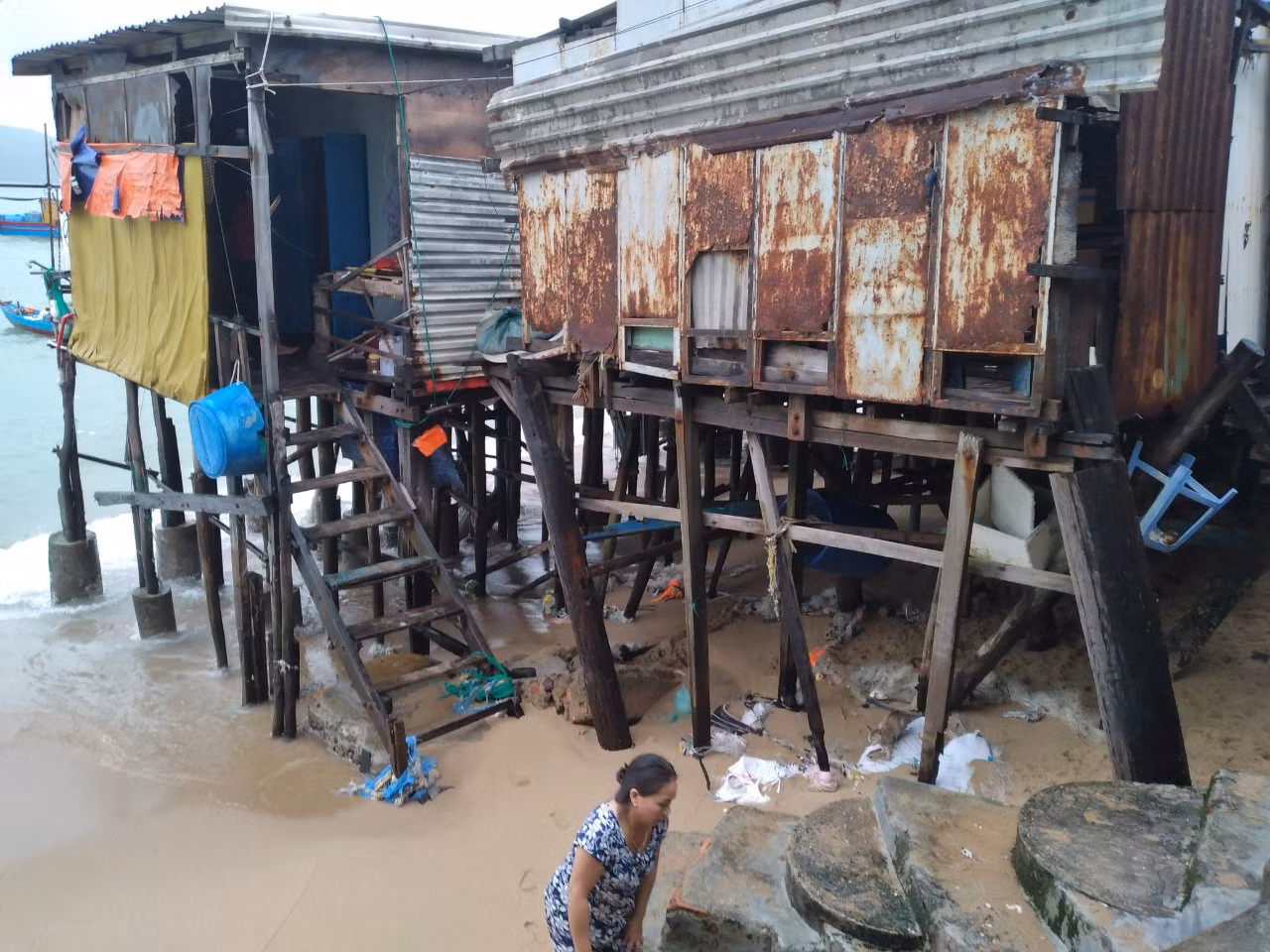 Sóng đánh nhà tơi tả, dân xóm Chụt Nha Trang sống trong sợ hãi ảnh 2