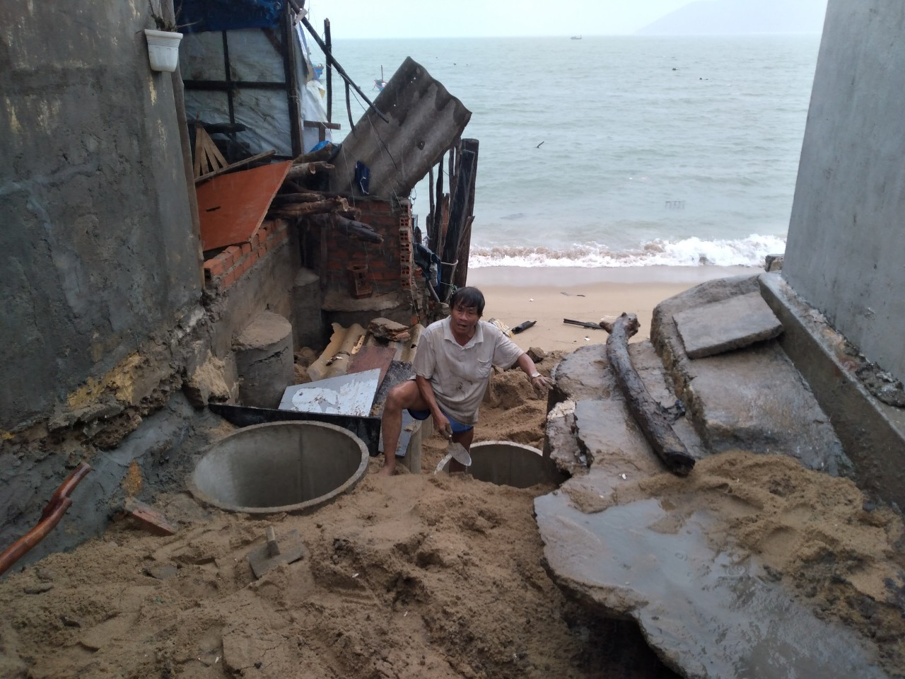 Sóng đánh nhà tơi tả, dân xóm Chụt Nha Trang sống trong sợ hãi ảnh 4