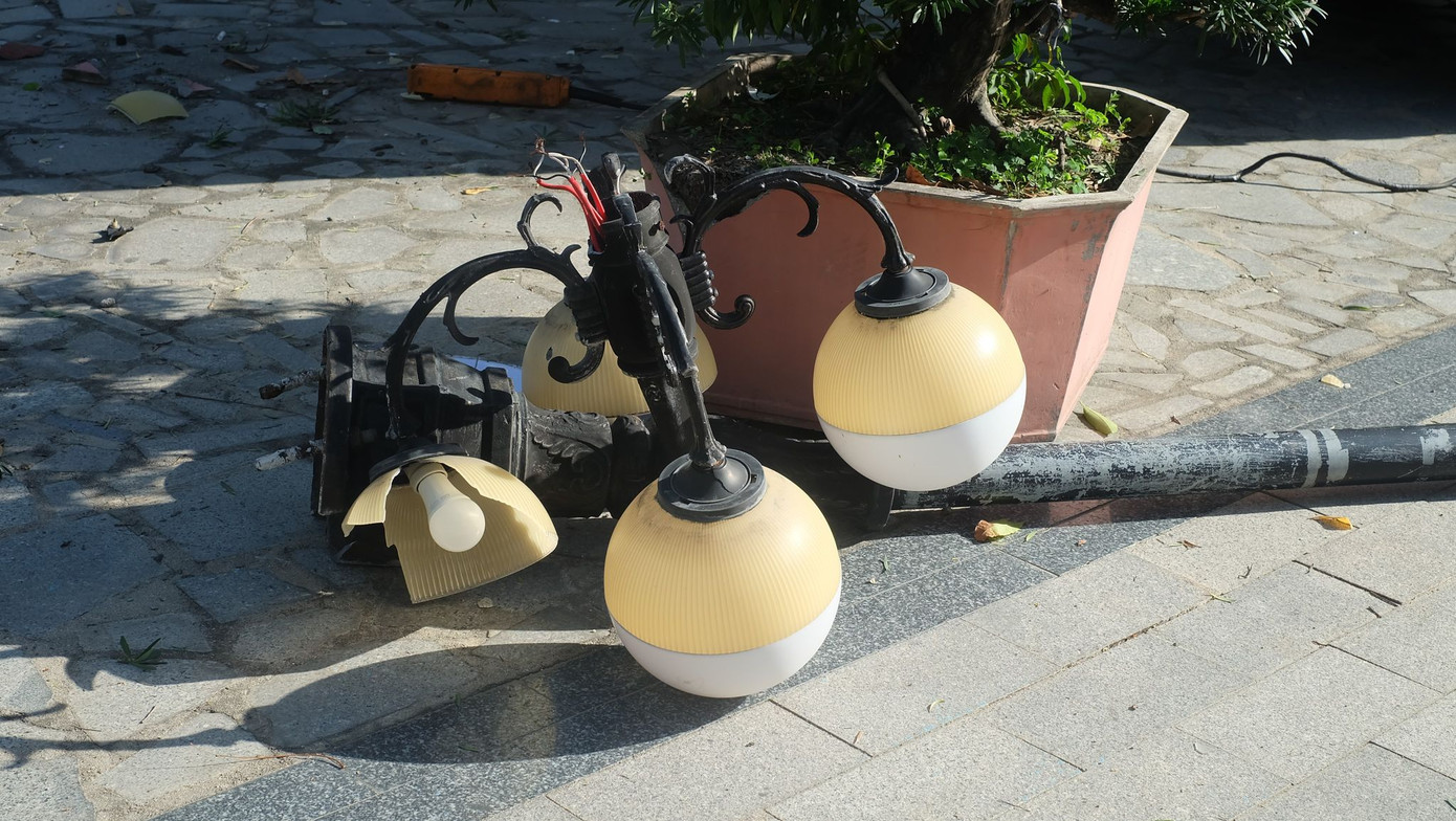 Kinh hãi cảnh ô tô 'điên' đâm gãy cột đèn nhà thờ đá Nha Trang ảnh 1