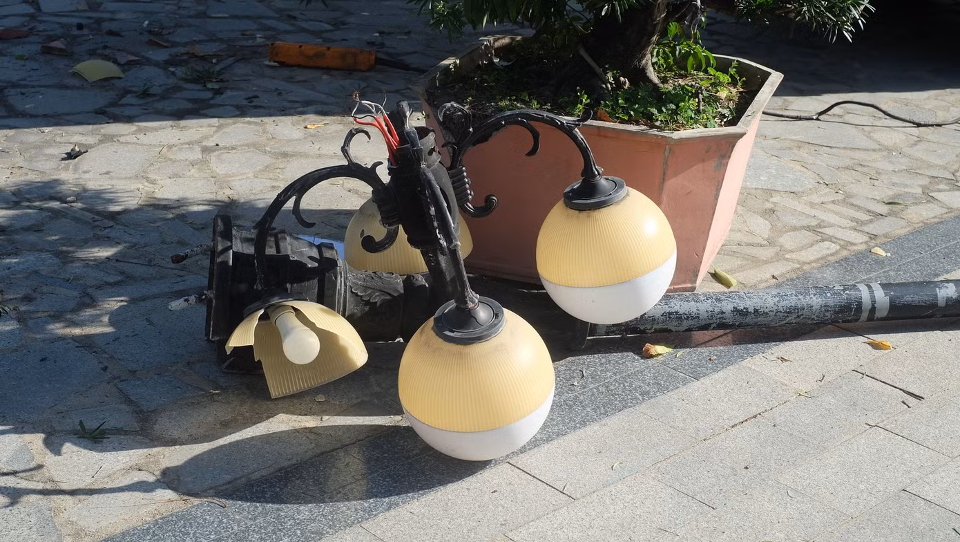 Kinh hãi cảnh ô tô 'điên' đâm gãy cột đèn nhà thờ đá Nha Trang ảnh 1