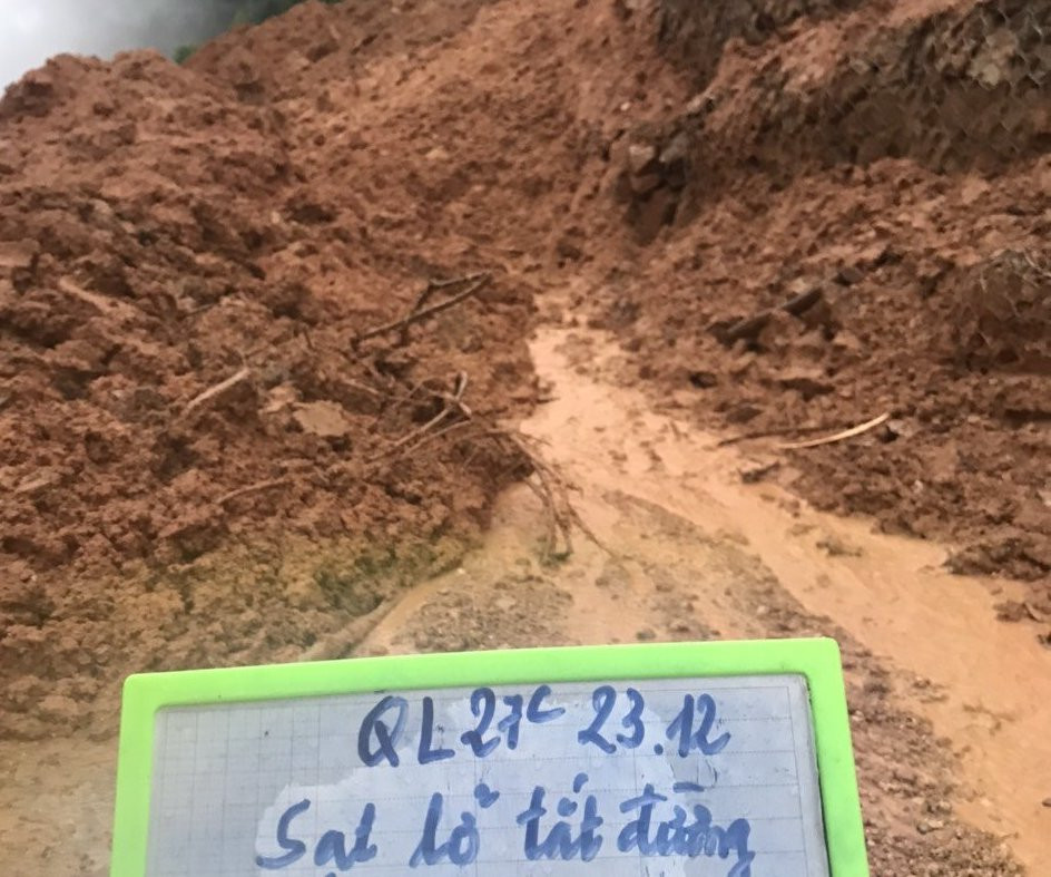 Quốc lộ 27C nối Nha Trang - Đà Lạt tiếp tục bị sạt lở, gây ách tắc giao thông ảnh 1