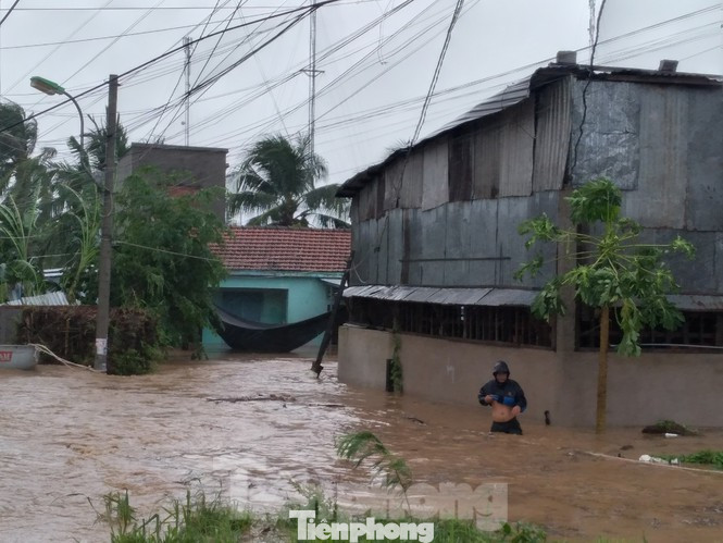 Trượt chân khi qua suối, ba cha con bị nước lũ cuốn trôi ảnh 1