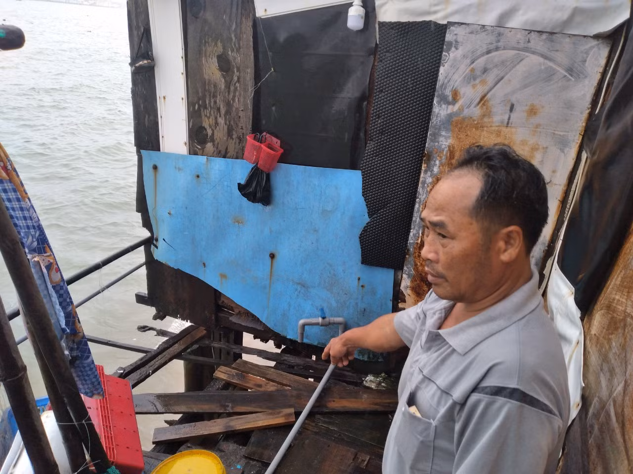 Sóng đánh nhà tơi tả, dân xóm Chụt Nha Trang sống trong sợ hãi ảnh 3