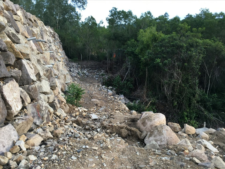 Nha Trang sẽ cưỡng chế bức tường đá khổng lồ 'treo' trên đầu dân ảnh 1