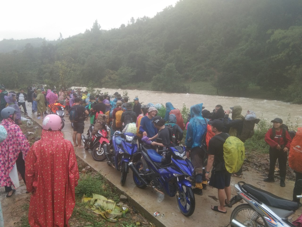 Nhóm du khách mắc kẹt, mất liên lạc trên núi Tà Giang đã trở về an toàn ảnh 1