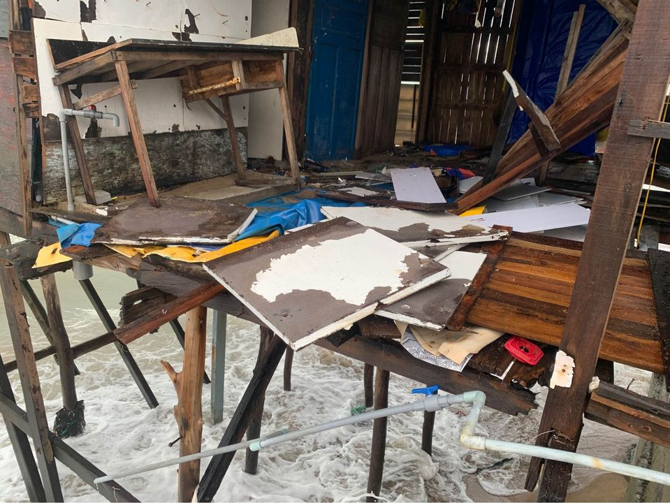 Sóng đánh nhà tơi tả, dân xóm Chụt Nha Trang sống trong sợ hãi ảnh 1