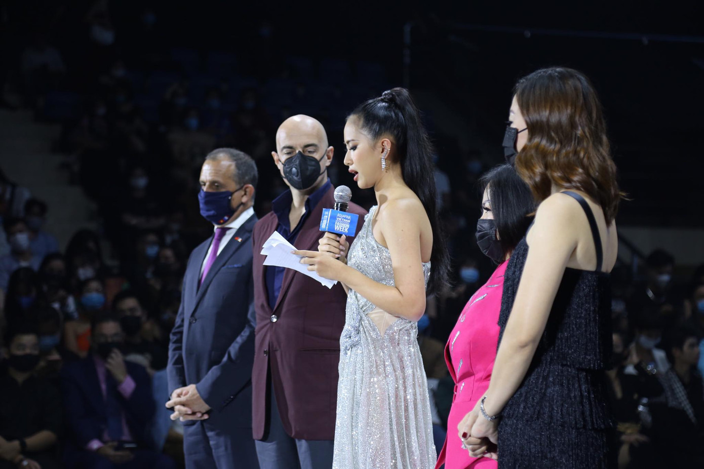 Người đẹp Thể thao Phù Bảo Nghi diện váy xẻ nóng bỏng, trổ tài làm MC bằng tiếng Anh ảnh 10