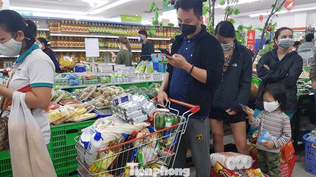 Dân chung cư Hà Nội nháo nhác mua đồ tích trữ phòng dịch Covid-19 ảnh 4