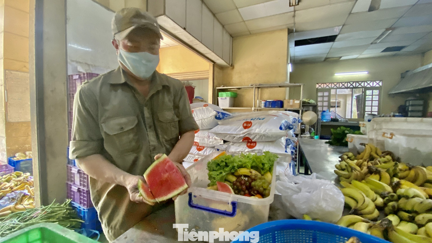 Người dân TPHCM góp hàng tấn rau củ quả 'cứu đói' bầy thú Thảo Cầm Viên mùa dịch COVID-19 ảnh 11