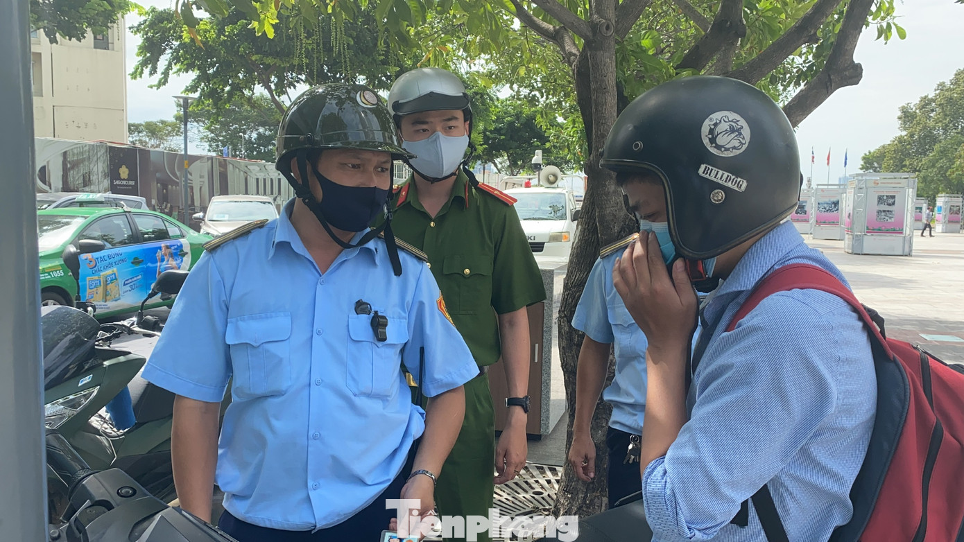 Nhiều người Sài Gòn bị nhắc nhở vì không đeo khẩu trang ảnh 4