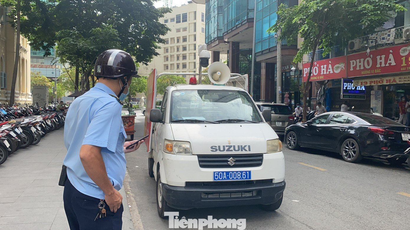 Nhiều người Sài Gòn bị nhắc nhở vì không đeo khẩu trang ảnh 3