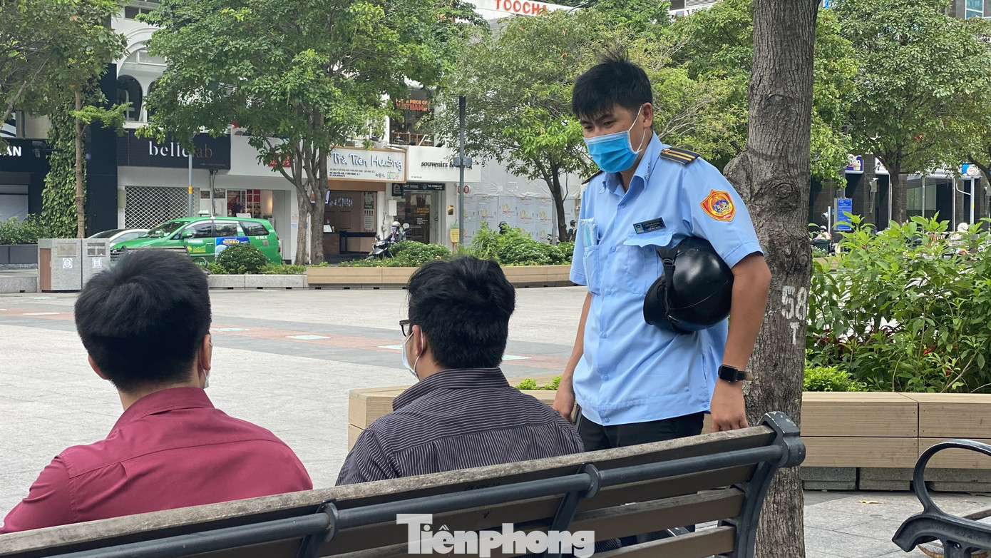 Nhiều người Sài Gòn bị nhắc nhở vì không đeo khẩu trang ảnh 6