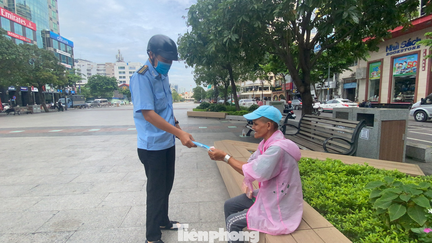 Nhiều người Sài Gòn bị nhắc nhở vì không đeo khẩu trang ảnh 11