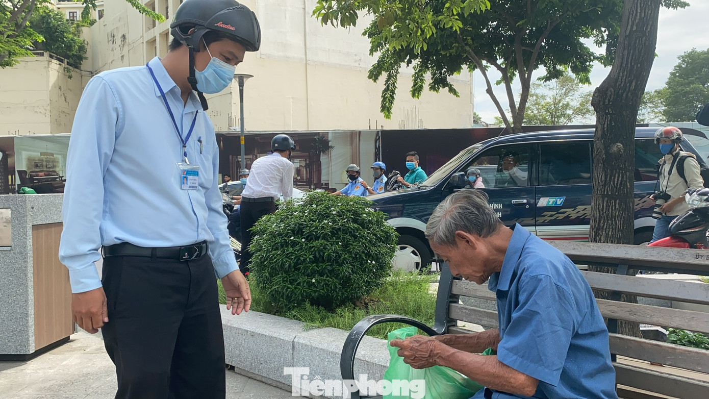 Nhiều người Sài Gòn bị nhắc nhở vì không đeo khẩu trang ảnh 10