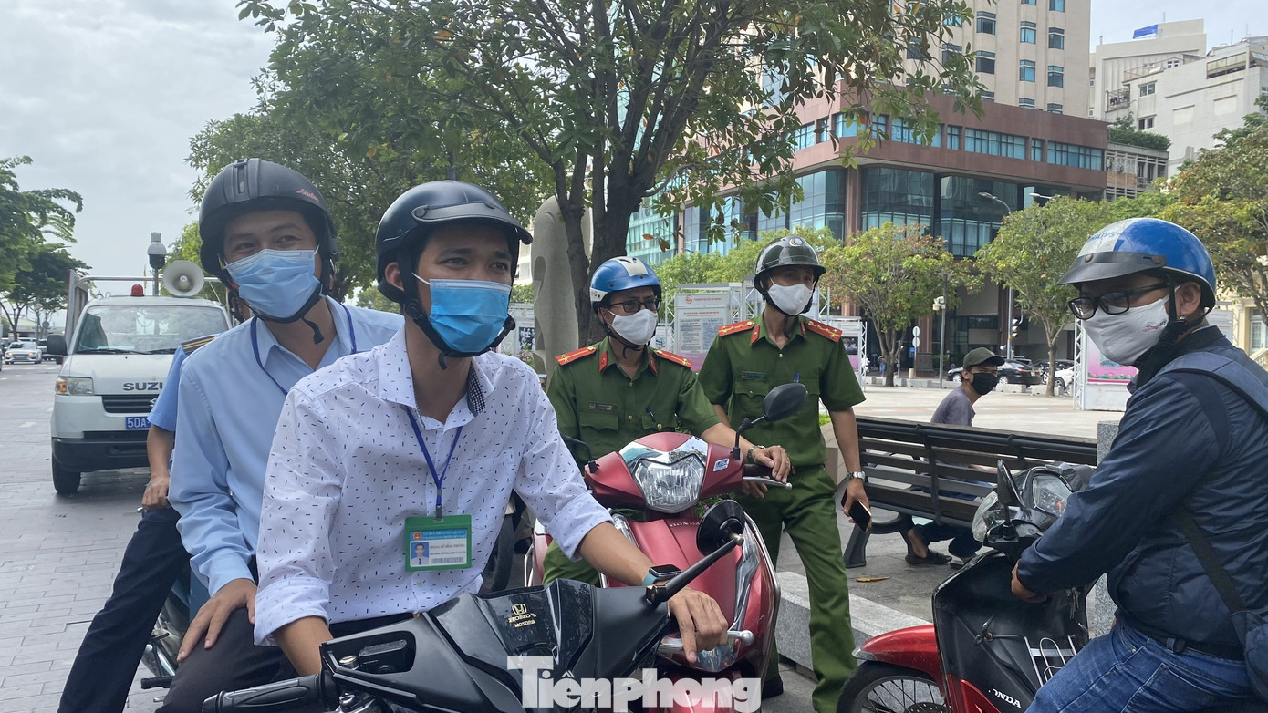 Nhiều người Sài Gòn bị nhắc nhở vì không đeo khẩu trang ảnh 2