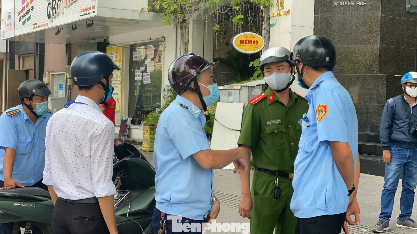 Nhiều người Sài Gòn bị nhắc nhở vì không đeo khẩu trang ảnh 1