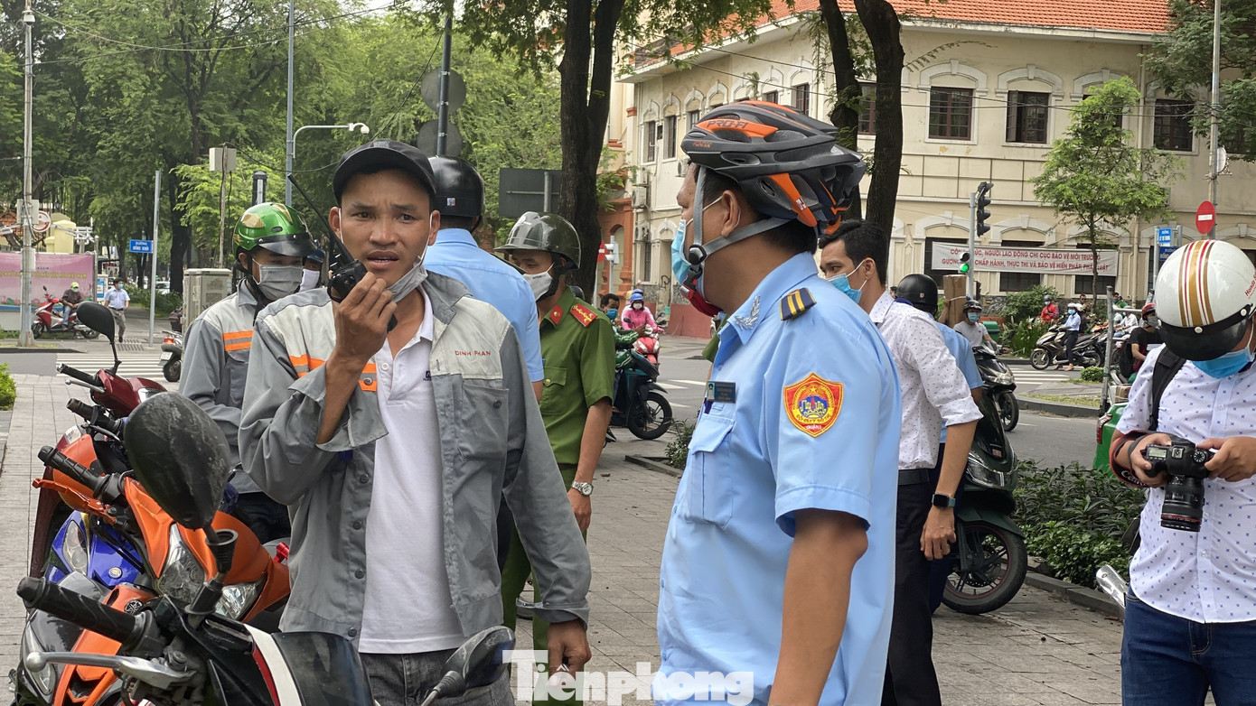 Nhiều người Sài Gòn bị nhắc nhở vì không đeo khẩu trang ảnh 9