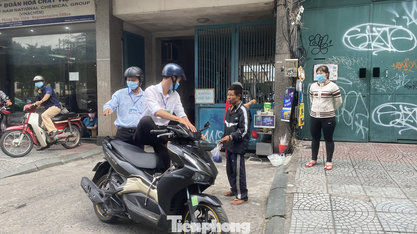 Nhiều người Sài Gòn bị nhắc nhở vì không đeo khẩu trang ảnh 8