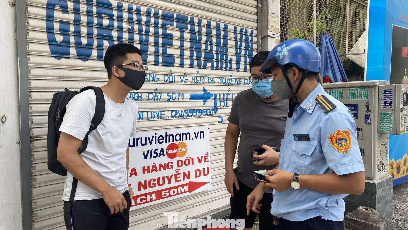 Nhiều người Sài Gòn bị nhắc nhở vì không đeo khẩu trang ảnh 5