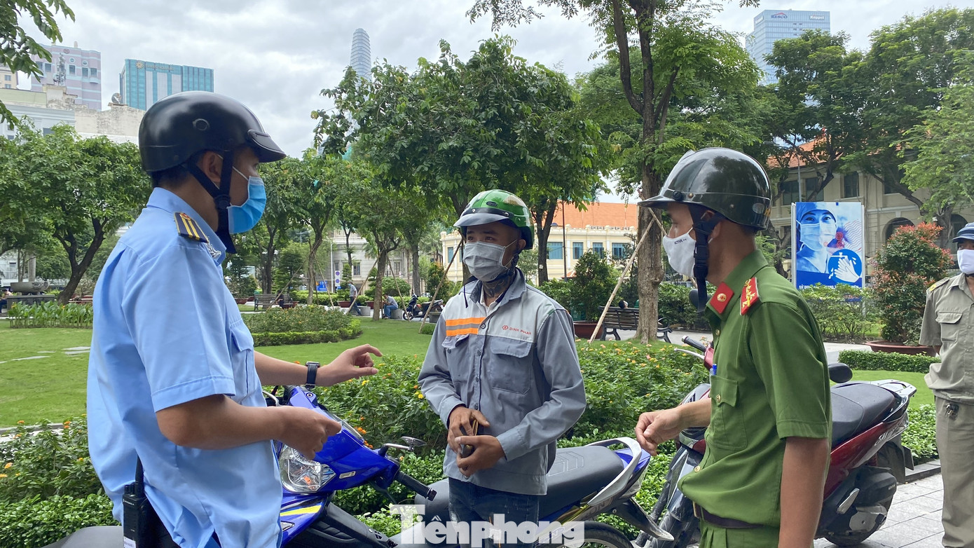 Nhiều người Sài Gòn bị nhắc nhở vì không đeo khẩu trang ảnh 7