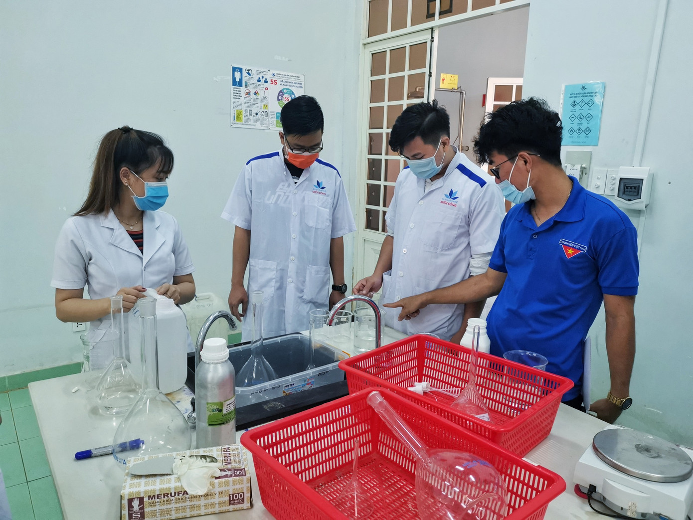 Sản xuất nước rửa tay tặng các trường mầm non ảnh 1