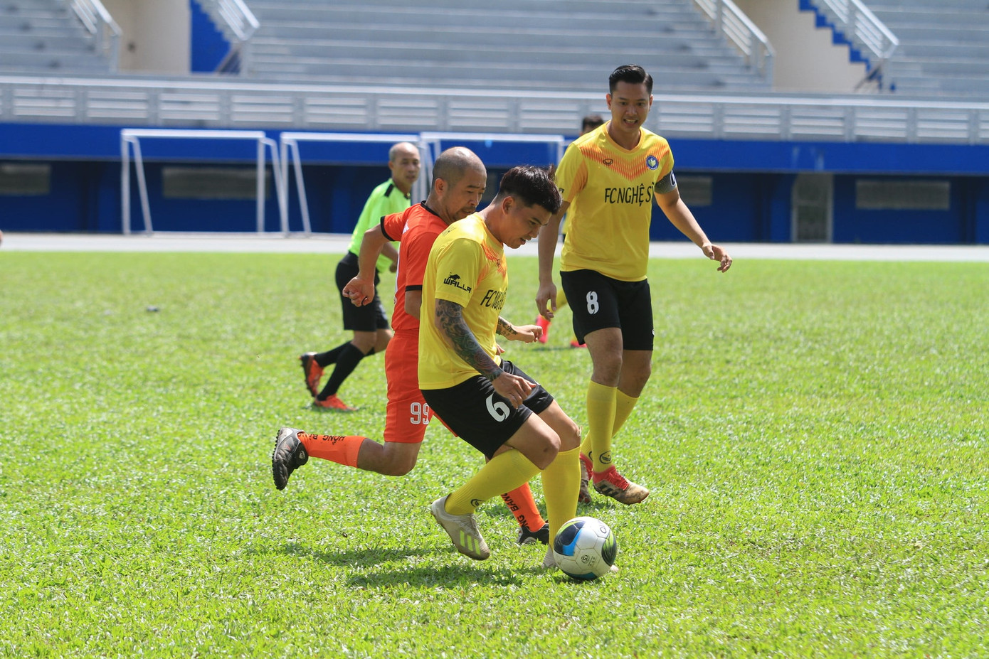 Tổ chức trận bóng nhằm gây quỹ ủng hộ đồng bào miền Trung ảnh 11