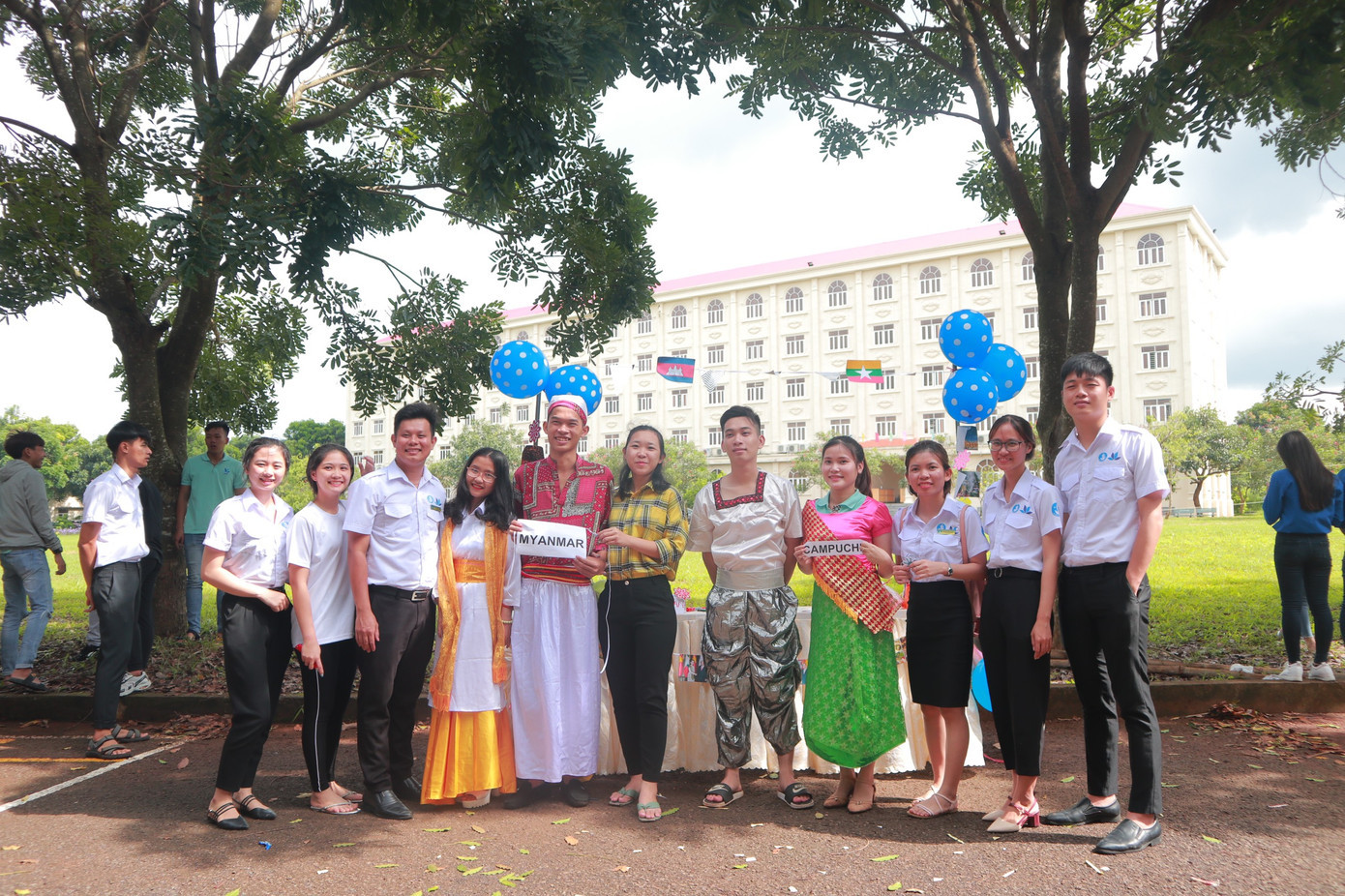 Ngày hội văn hóa “Sắc màu ASEAN 2020” tại trường ĐH Công nghệ Miền Đông ảnh 6