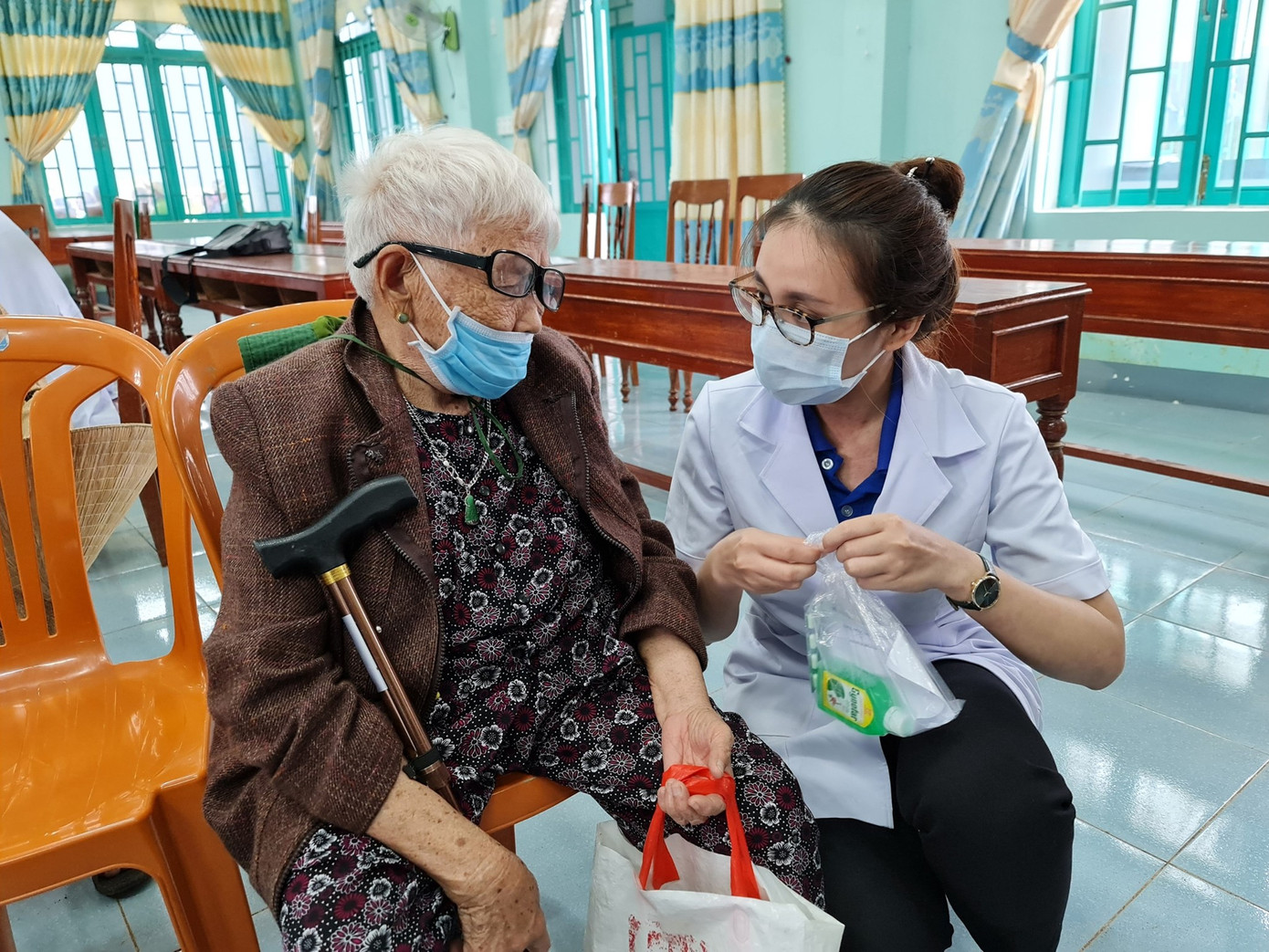 Đầu tháng 11, các bạn sinh viên tình nguyện của trường ĐH Y Dược đến Quảng Nam và Quảng Ngãi cùng góp sức khám bệnh cho bà con chịu thiệt hại sau bão số 9. “Nghĩa tình biển đảo” của sinh viên ĐH Y Dược TP. HCM ảnh 2