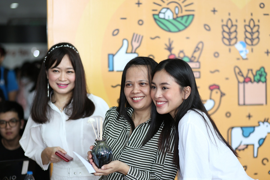 Hoa hậu Tiểu Vy đồng hành với “Phiên chợ 0 đồng” dành cho sinh viên ảnh 7