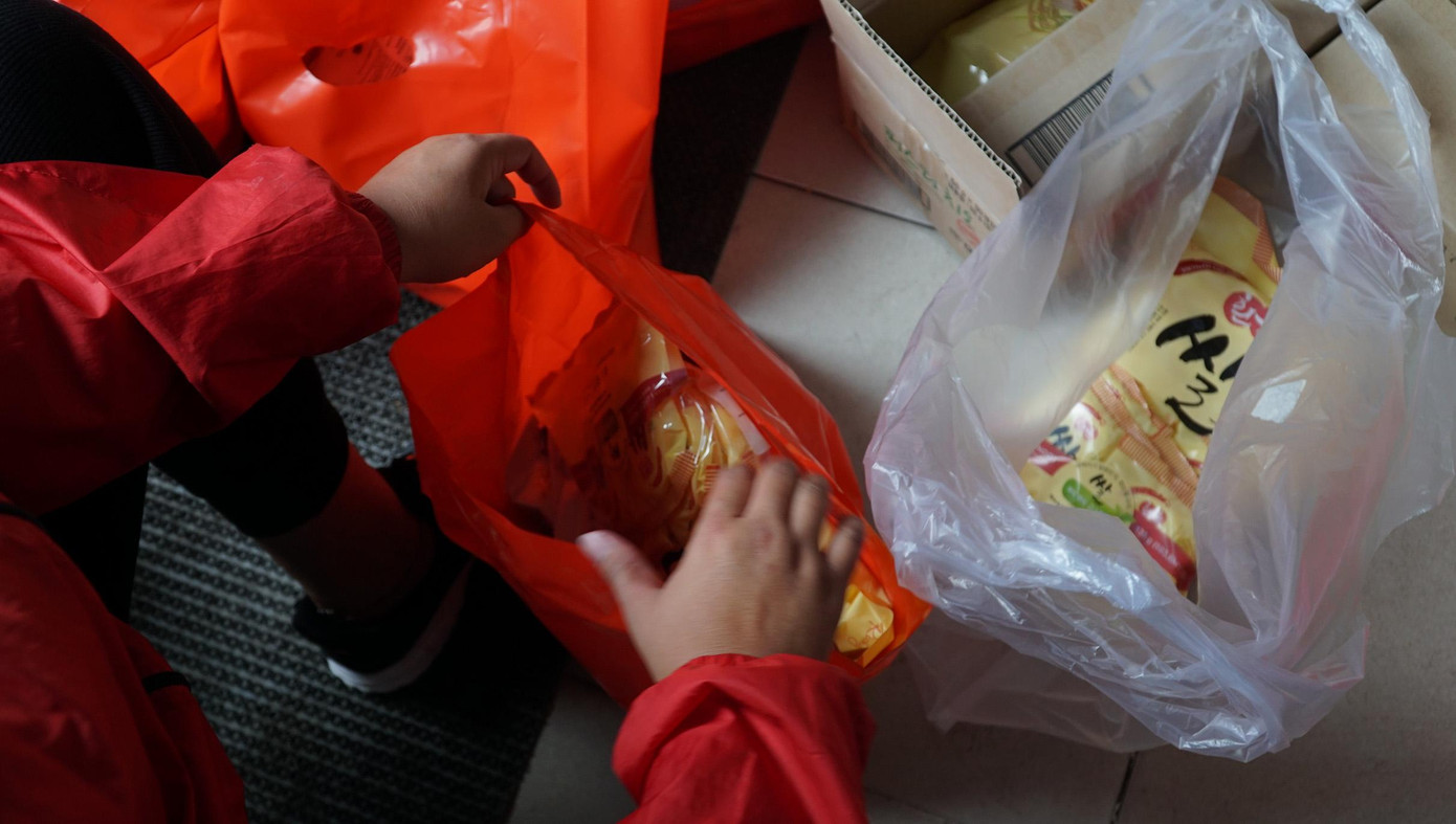 Nhóm bạn trẻ giúp người bán vé số vượt qua dịch COVID-19 ảnh 2