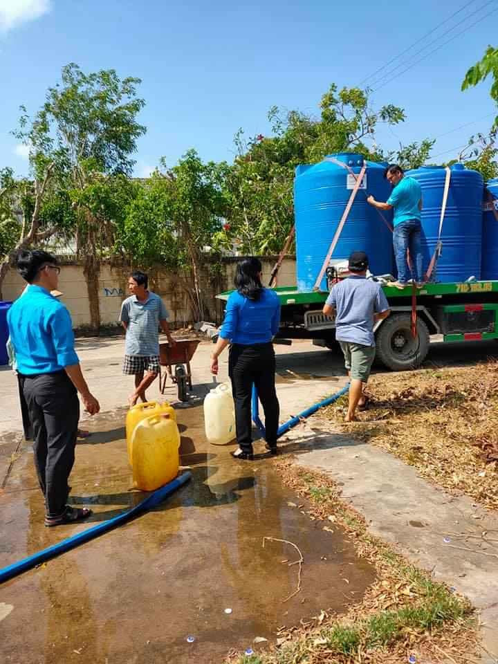 Đội Công tác Xã hội Nhất Tâm tiếp nước sạch cho người dân Bến Tre ảnh 2
